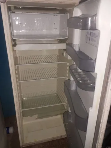 Geladeira 220v mais uma arara de roupa