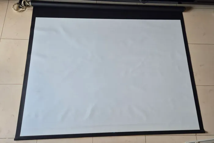 Tela de Projeção Motorizada Gaia 84" 16:9 + Moldura de Embutir