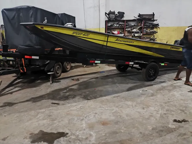 Barco 6 metros com motor mercury 30 hp partida eletrica ano 2026