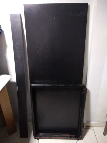 Mesa estilo industrial usada com marcas de uso
