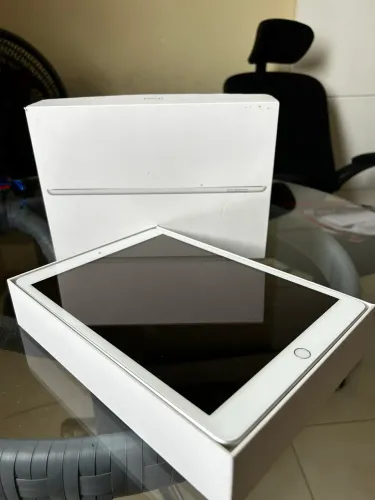 iPad 8ª geração 128 GB Prata semi-novo