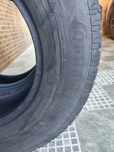 Dois pneus continental 225/75/16 