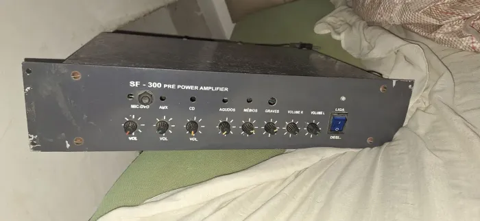 Amplificador de som muito bem conservado