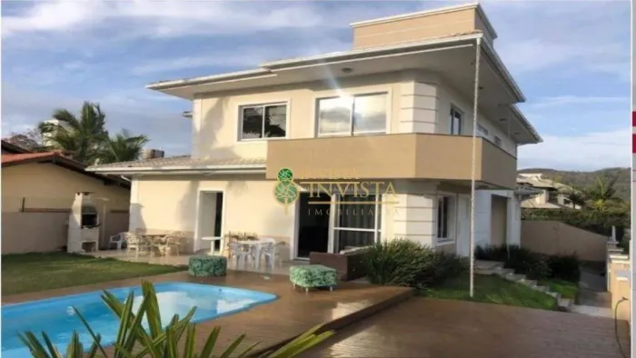 Casa com piscina e 4 quartos à venda na Praia de Jurerê, em Florianópolis.
