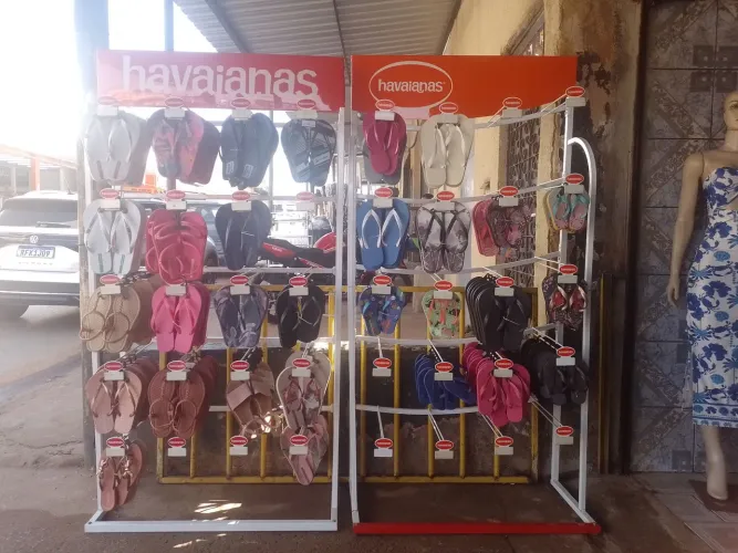 Expositores de havaianas novos