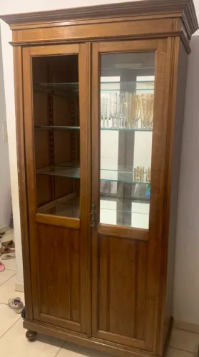 Cristaleira de Madeira Maciça ?Peça elegante, resistente e cheia de charme!Com portas de v