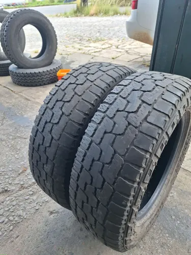 Pneus 235 65 17 Pirelli (meia-vida)