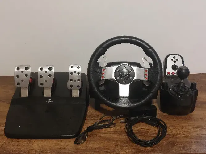 Logitech G27 (volante, pedal e câmbio)
