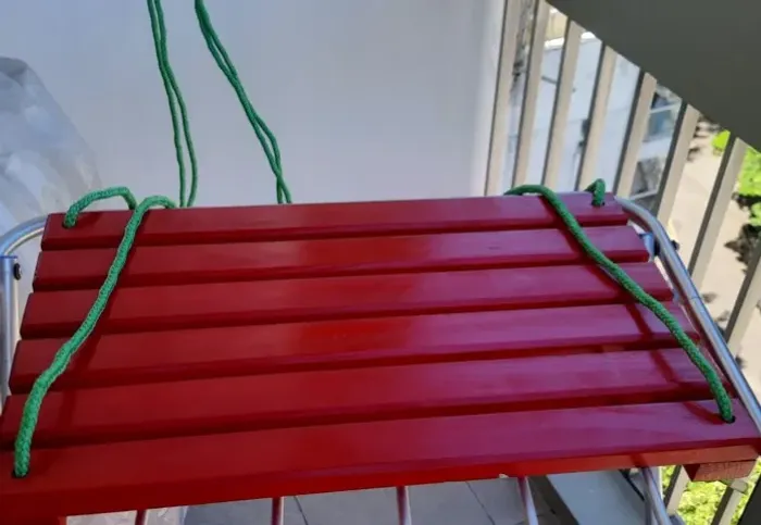 Balanço vermelho em madeira