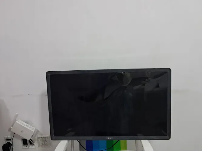 Vendo TV smart LG com tela amassada.