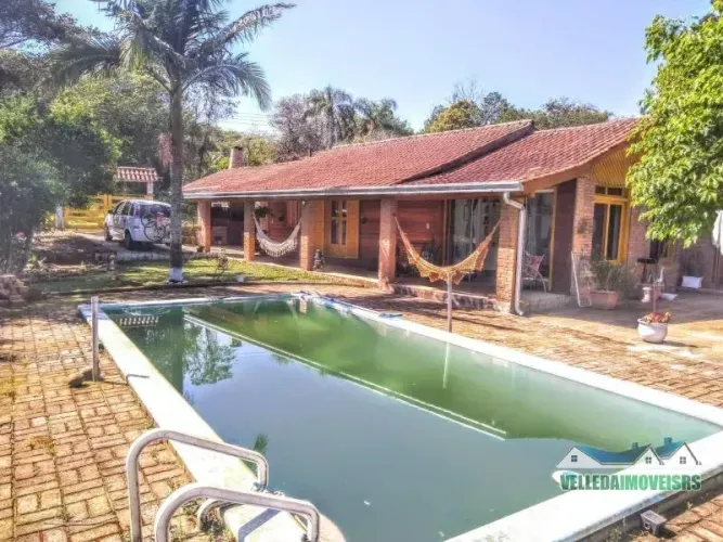 Velleda oferece fantástico sítio com piscina e três suítes em condomínio fechado, Águas Cl