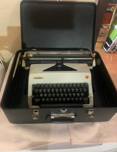 Máquina de escrever com maleta original