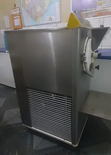 Vende se essa máquina de sorvete em perfeito estado, acompanha torre de resfriamento