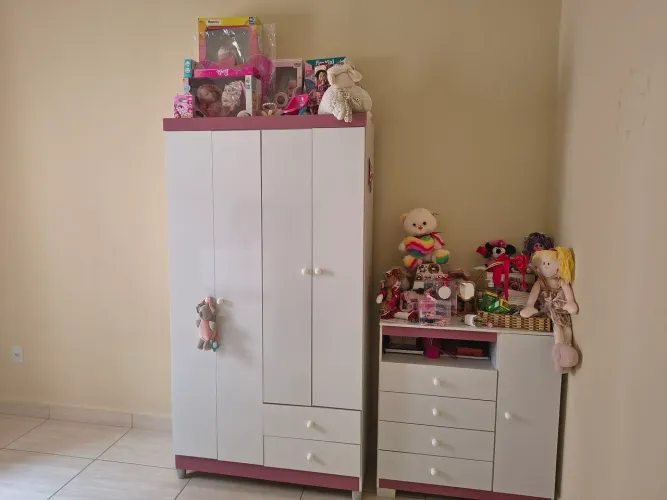 Guarda roupa menina infantil, e cômoda. Branco com rosa. Somente 1 ano de uso