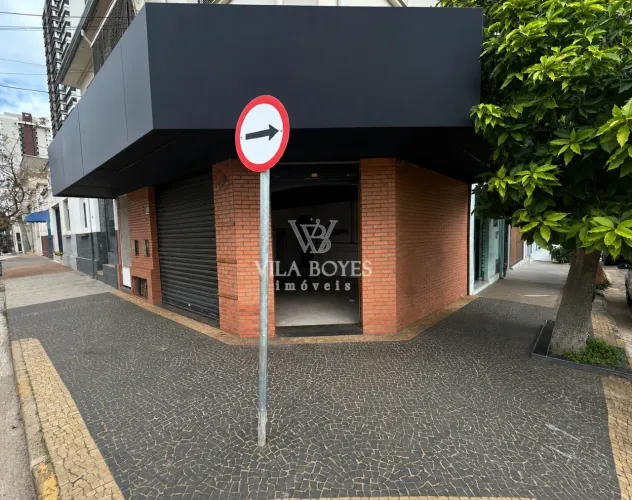 SALÃO COMERCIAL PARA LOCAÇÃO EM ESQUINA DE INTENSO FLUXO NO TRADICIONAL E DESEJADO BAIRRO