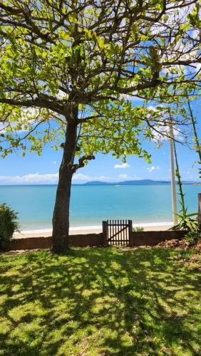 Casa pé n'areia, na praia da Costeira da Armação, praia de Magalhães em Gov. Celso Ramos 