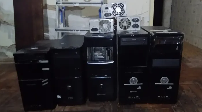Lote de 5 Gabinetes de PC + 4 Fontes + 4 HDs