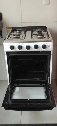 Fogão/ Gás e Armário de Cozinha.