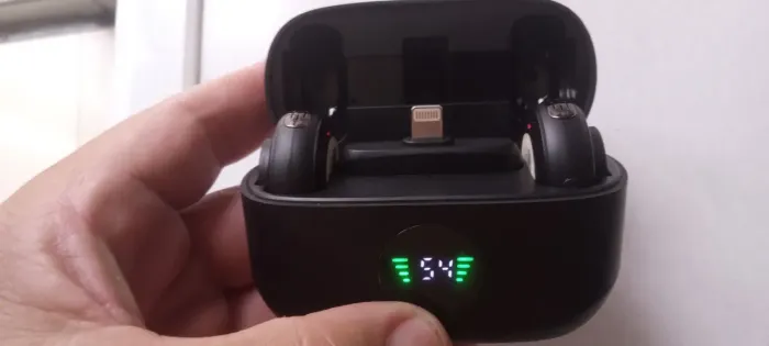 Microfone de lapela sem fio recarregável usado
