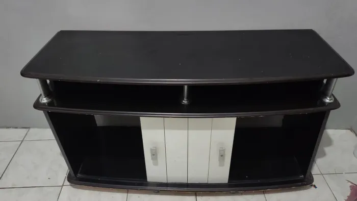 Rack com porta de correr, na cor preta!