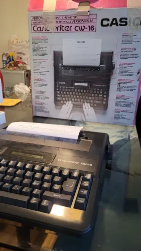 Relíquia máquina de datilografar elétrica - funcionando
