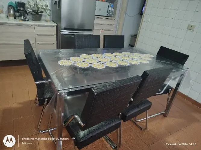 Mesa quadrada com 6 cadeira