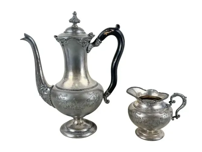 Antigo bule com alça madeira e leiteira em estanho pewter Peça marcada e numerada