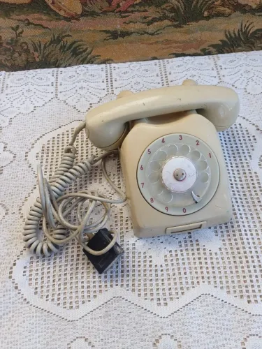 Telefone de disco bege antigo somente para decoração