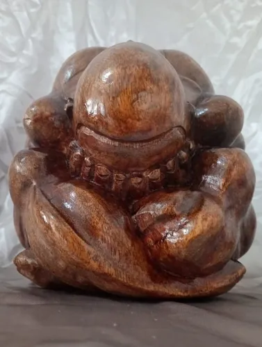 ESTATUETA ESCULTURAL BUDA CHORÃO ORANG MALU MADEIRA DECORAÇÃO CENTRO MESA
