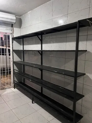 Prateleiras de metal para mercearia/depósito. 