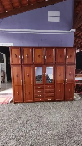 Guarda roupa de madeira