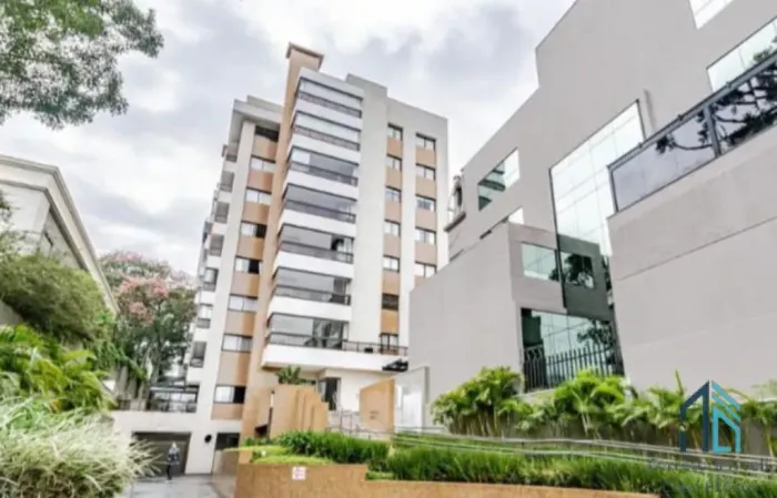 Apartamento com Ampla Sacada, Semi mobiliado, 02 quartos c/suíte em Curitiba PR