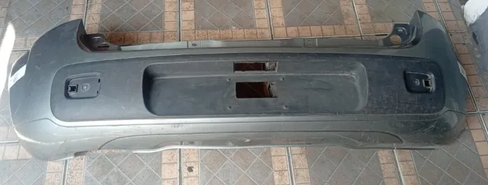 Para-choque traseiro Fiat uno Vivace 10/14 com detalhe na garra