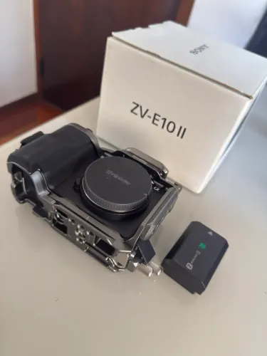 Câmera Sony ZV-E10 MK2 com skin e cage Smallrig