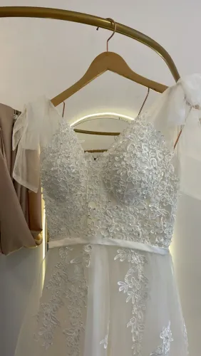 Vestido de noiva com véu 