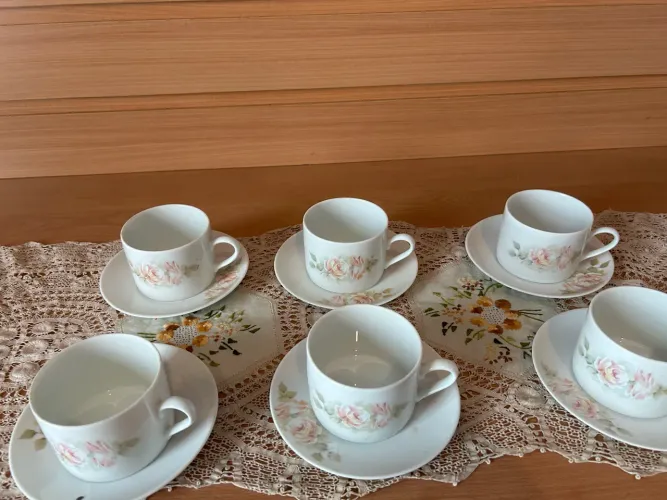 Jogo de xícaras de chá com pires, porcelana Schmidt 