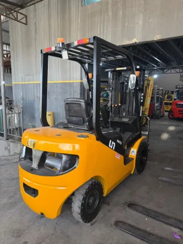 EMPILHADEIRA UN DIESEL 2.5 KG TORRE TRIPLEX ANO 2022 COM SÓ 6.357 HORAS DE TRABALHO