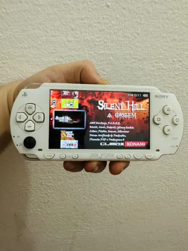  PSP Fat 1000 Branco Destravado 32GB + 50 Jogos Digitais + Cd Original + Carregador