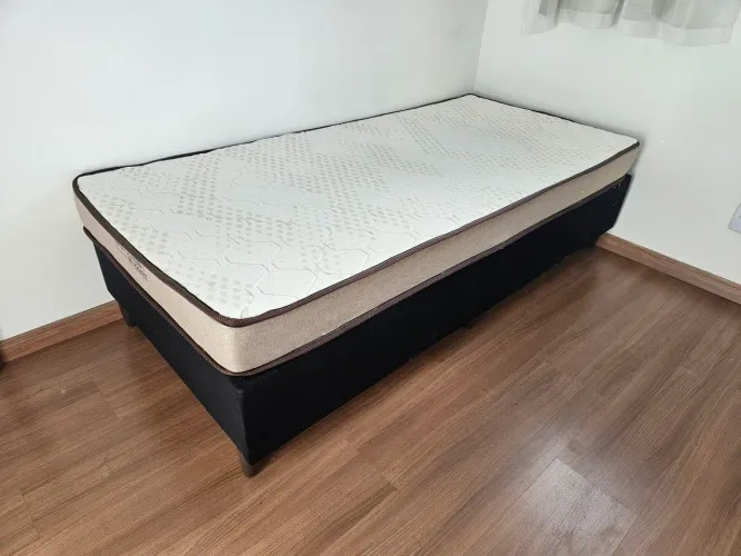 Cama e colchão de solteiro