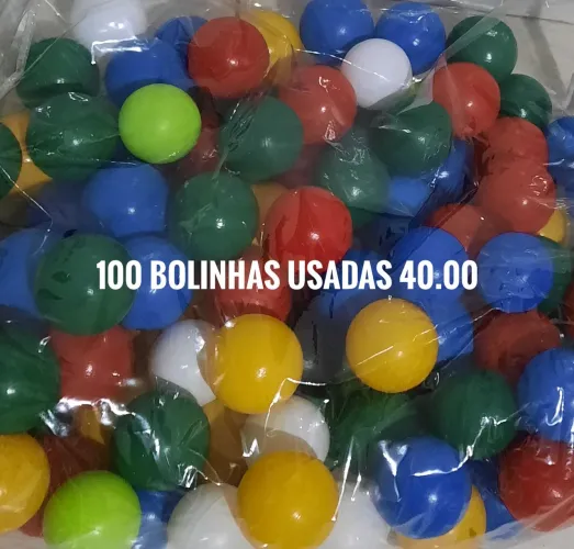 Mesa infantil e bolinhas de brincar