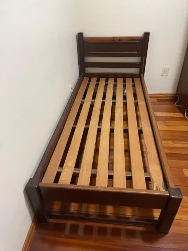 Cama de solteiro madeira maciça castanho escuro medindo 200cm x 90cm.