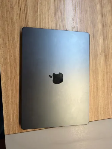 MacBook Pro m5 pro 24gb ram 1tb ssd COM CAIXA ADESIVO E CARREGADOR