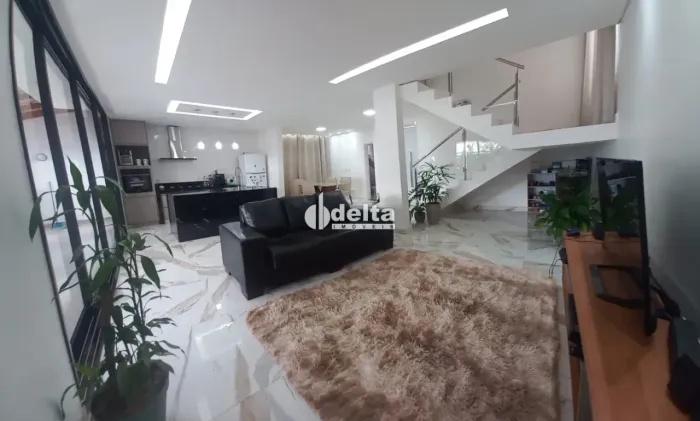 Casa com 3 quartos sendo 1 suíte disponível para venda no bairro Jardim Karaíba em Uberlân