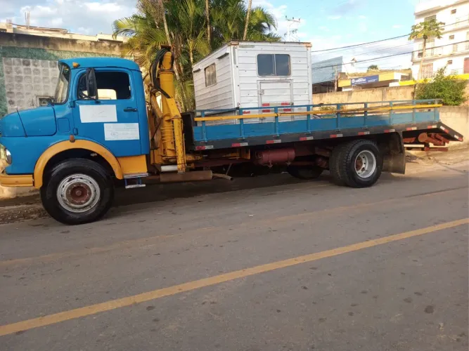 Caminhão 1113 munck com prancha e cabine auxiliar
