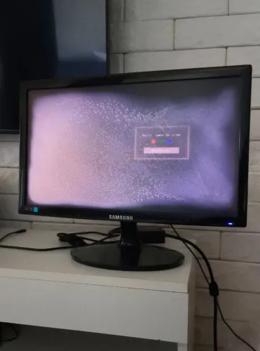 MONITOR LED SAMSUNG 18,5 POLEGADAS (Tela esbranquiçada)