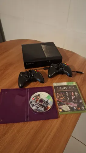 Xbox 360 Super Slim 500GB com 2 controles e 3 jogos