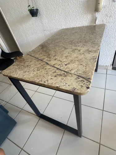 Mesa de Granito com base metálica preta