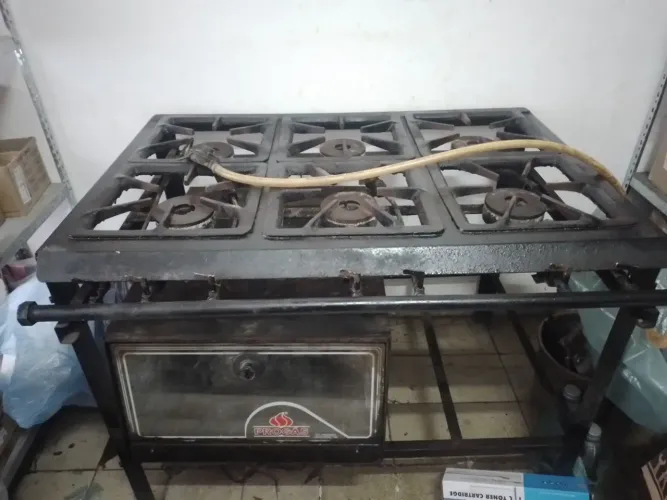 Vendo um fogão industrial com seis bocas, marca Progás.