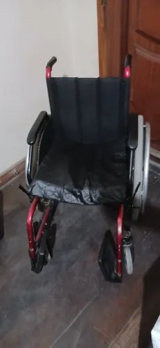 Cadeira de rodas dobravél com rodas e estofado removivel.