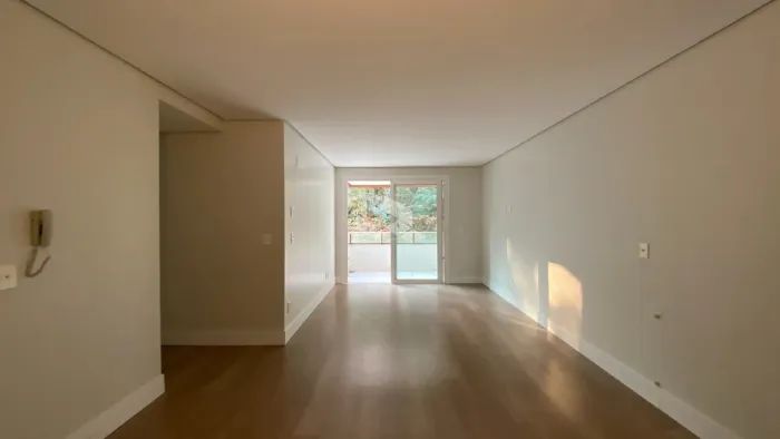 Apartamento 1 dormitório, 63m² privativos, 1 vaga, no Centro de Gramado, uma quadra da Rua